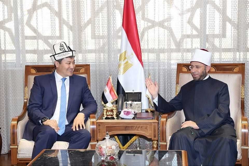 وزير الأوقاف يستقبل السفير فوق العادة القيرغيزي لبحث تعزيز التعاون المشترك وزير الأوقاف: قيرغيزستان
