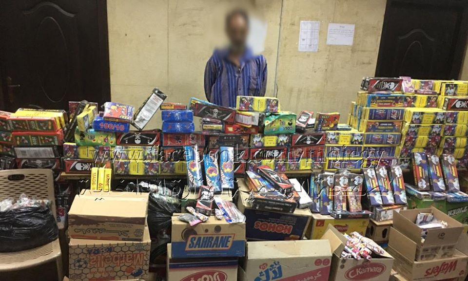ضبط أحد الأشخاص بالقاهرة لقيامه بالإتجار فى الألعاب النارية وبحوزته 2 مليون و350 ألف قطعة ألعاب نارية