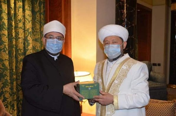 مفتي كازاخستان يهدي وسام الإدارة العامة للشئون الدينية لوزير الأوقاف تقديرًا لجهوده الدعوية