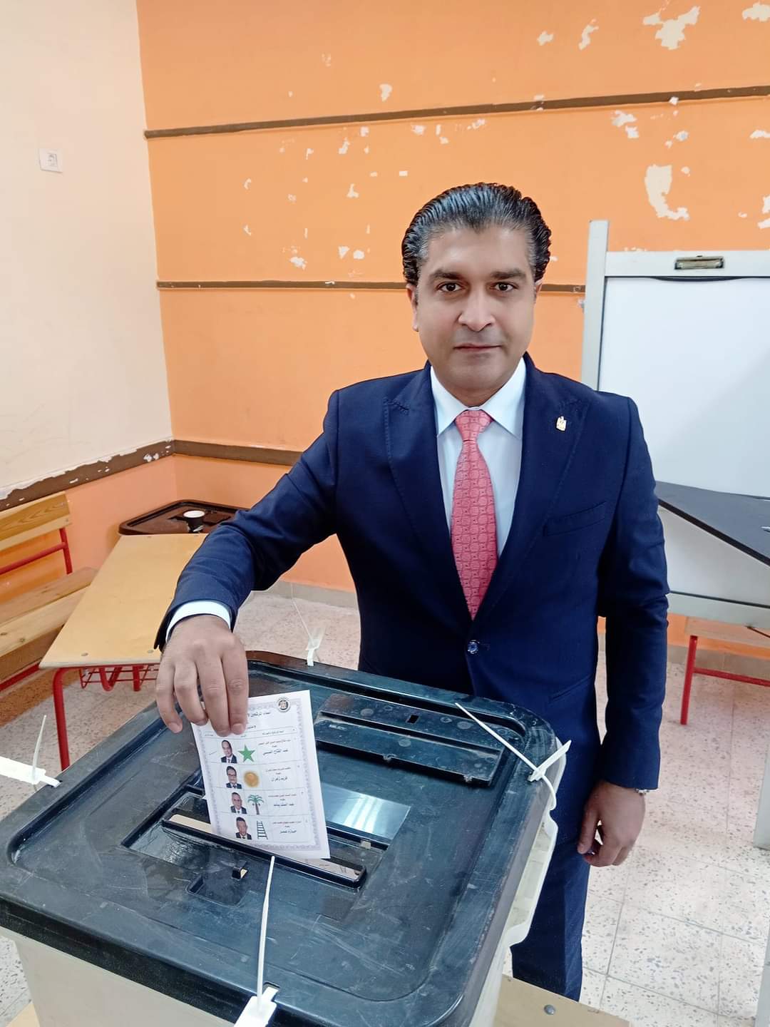 أحمد سمير رئيس الإتحاد المصري للميني فوتبول يدلي بصوته في الإنتخابات الرئاسية.
