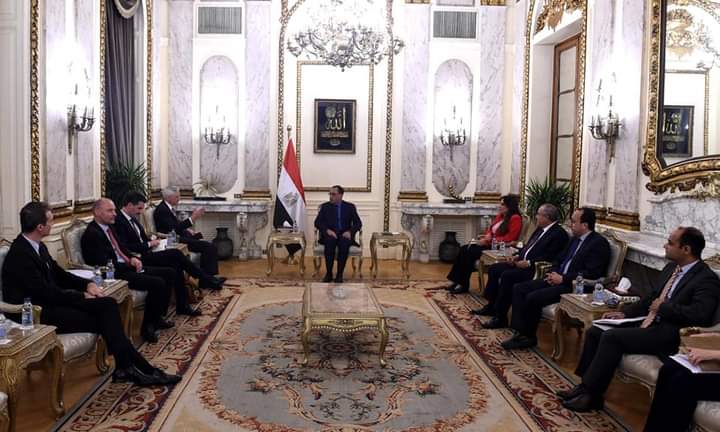 رئيس الوزراء يلتقي السفير الفرنسي لدى مصر لبحث عدد من الملفات ذات الاهتمام المشترك