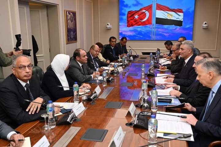 بمقر الوزارة بالعاصمة الإدارية الجديدة وزير التجارة الصناعة ونظيره التركى يعقدان اجتماع موسع على المستوى الحكومي بمشاركة مسؤولى وزارتي التجارة بالبلدين
