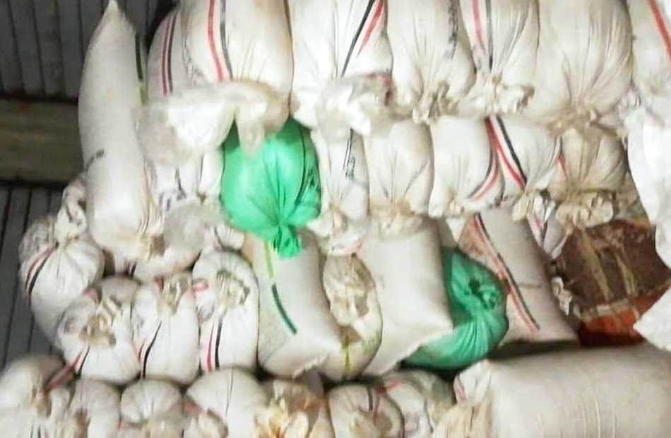 ضبط مصنع يعيد تعبئة السكر والأرز التمويني بأسماء تجارية وهمية وبيعها بالسعر الحر في السويس