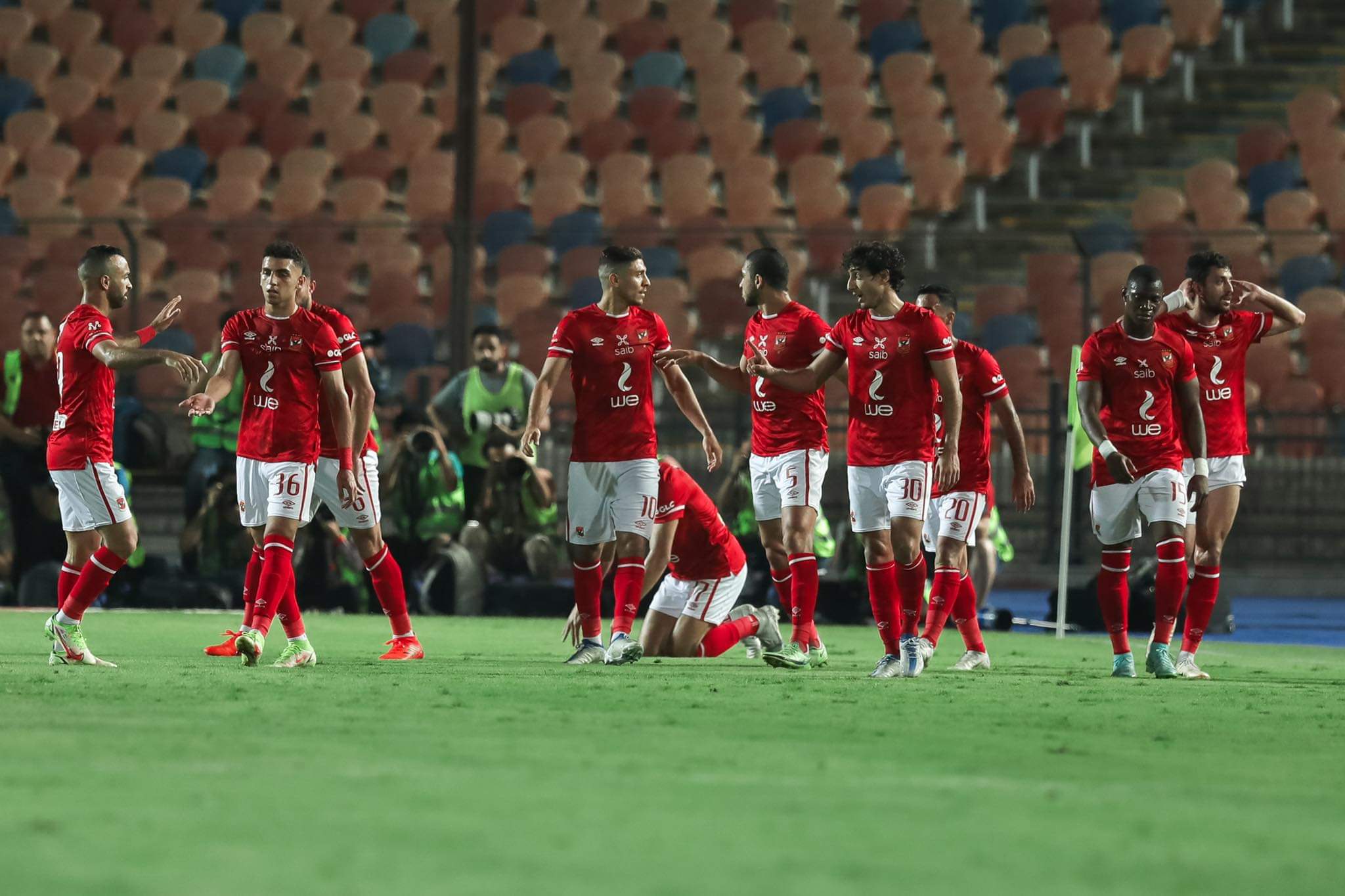 الأهلي يكتسح بيراميدز بثنائية مقابل هدف ويتأهل إلى نصف نهائي كأس مصر.