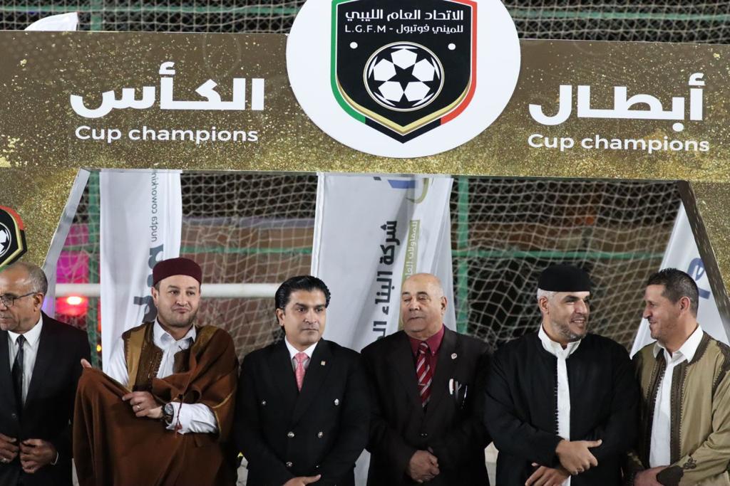 رئيس الإتحاد العربي للميني فوتبول أحمد سمير يسلم كأس ليبيا لفريق الإفريقي زليتن.