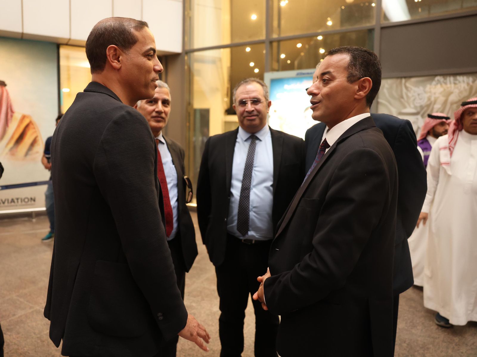 وفد من القنصلية المصرية يستقبل بعثة الأهلي في مطار الملك عبد العزيز.