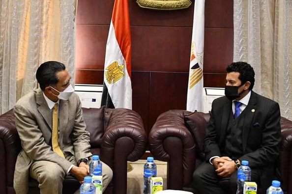 وزير الرياضة يبحث التعاون الثنائي مع سفير إندونيسيا 