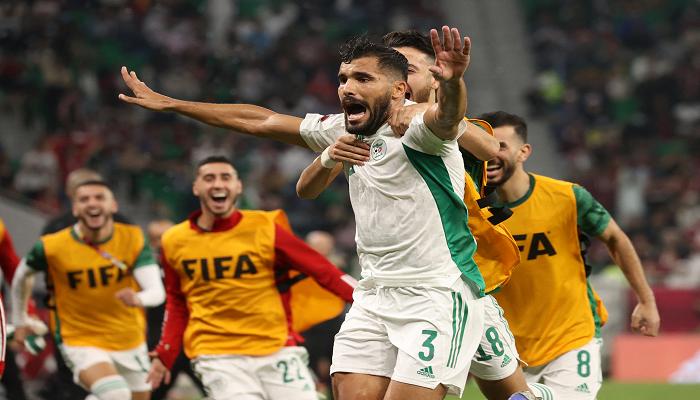 منتخب الجزائر يكتسح قطر بثنائية لهدف ويتأهل ألي نهائي كأس العرب.