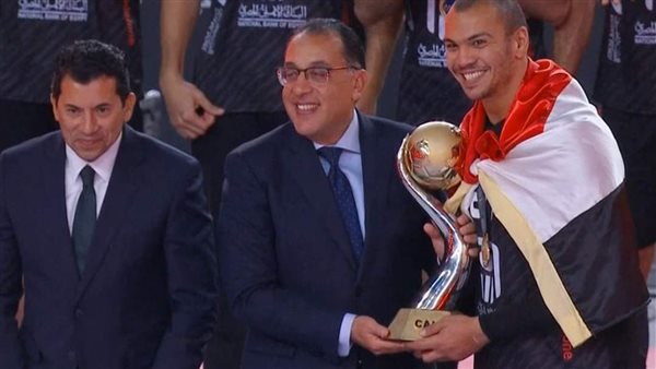 رئيس الوزراء يسلم المنتخب المصرى كأس البطولة الأفريقية لكرة اليد.