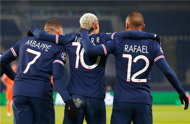 باريس سان جيرمان يفوز بخماسية علي باشاك شهير في مباراة 