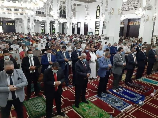 صقر والقيادات التنفيذية والامنية وأهالي السويس يؤدون صلاة عيد الأضحى بمسجد حمزة 
