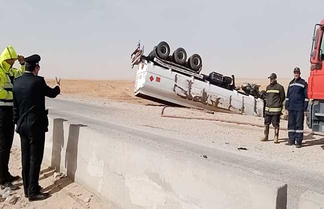 انقلاب سيارة نقل محملة بـ 48 ألف لتر بنزين ووفاة سائقها بطريق القاهرة السويس