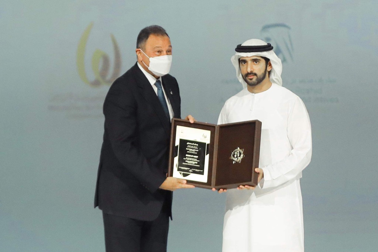 الخطيب يتسلم جائزة محمد بن راشد للإبداع الرياضي الخاصة بالنادي الأهلي. 