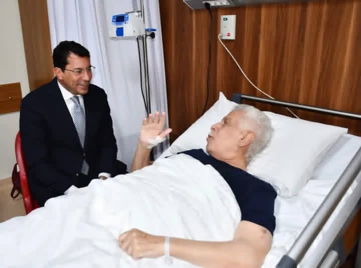 وزير الرياضة يطمئن على الحالة الصحية للكابتن حسن شحاته.