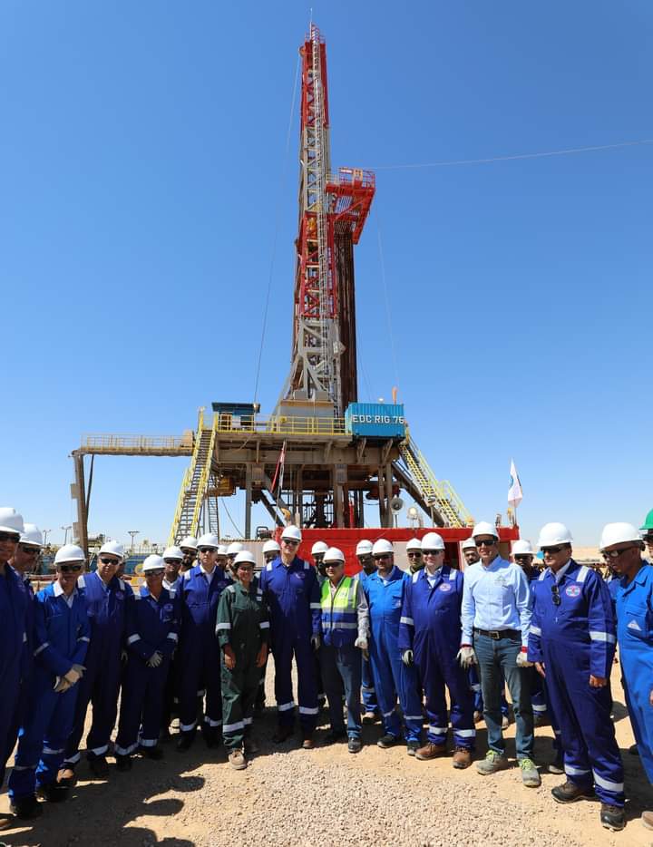 تفقد المهندس كريم بدوى وزير البترول والثروة المعدنية اليوم الجمعة يرافقه قيادات قطاع البترول مواقع إنتاج البترول والغاز فى الصحراء الغربية