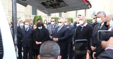 وزيرة الثقافة تتقدم مسيرة تشييع جثمان جابر عصفور إلى جامعة القاهرة.