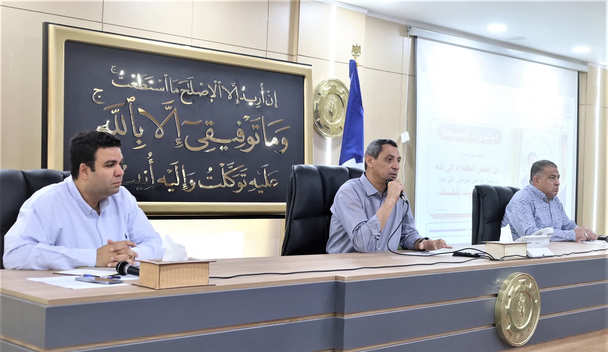 محافظ السويس يؤكد في اللقاء الأسبوعي علي متابعة الملفات الحيوية و يستمع لشكاوى المواطنين من الأحياء الخمس
