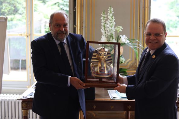النائب العام يلتقي وزير العدل الفرنسي بالعاصمة باريس