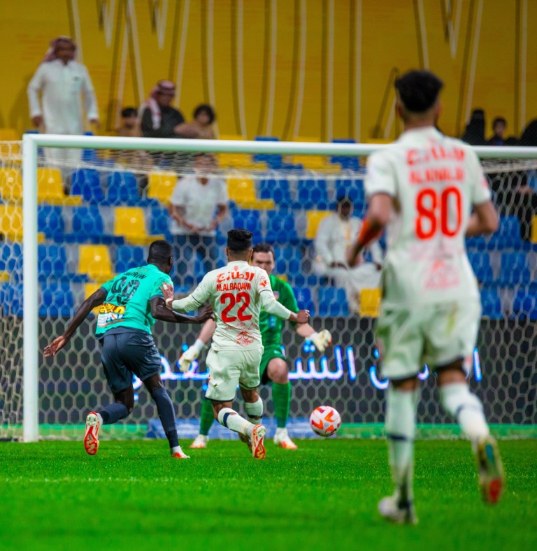 التعاون يكتسح الفيحاء برباعيه مقابل هدف في الدوري السعودي.