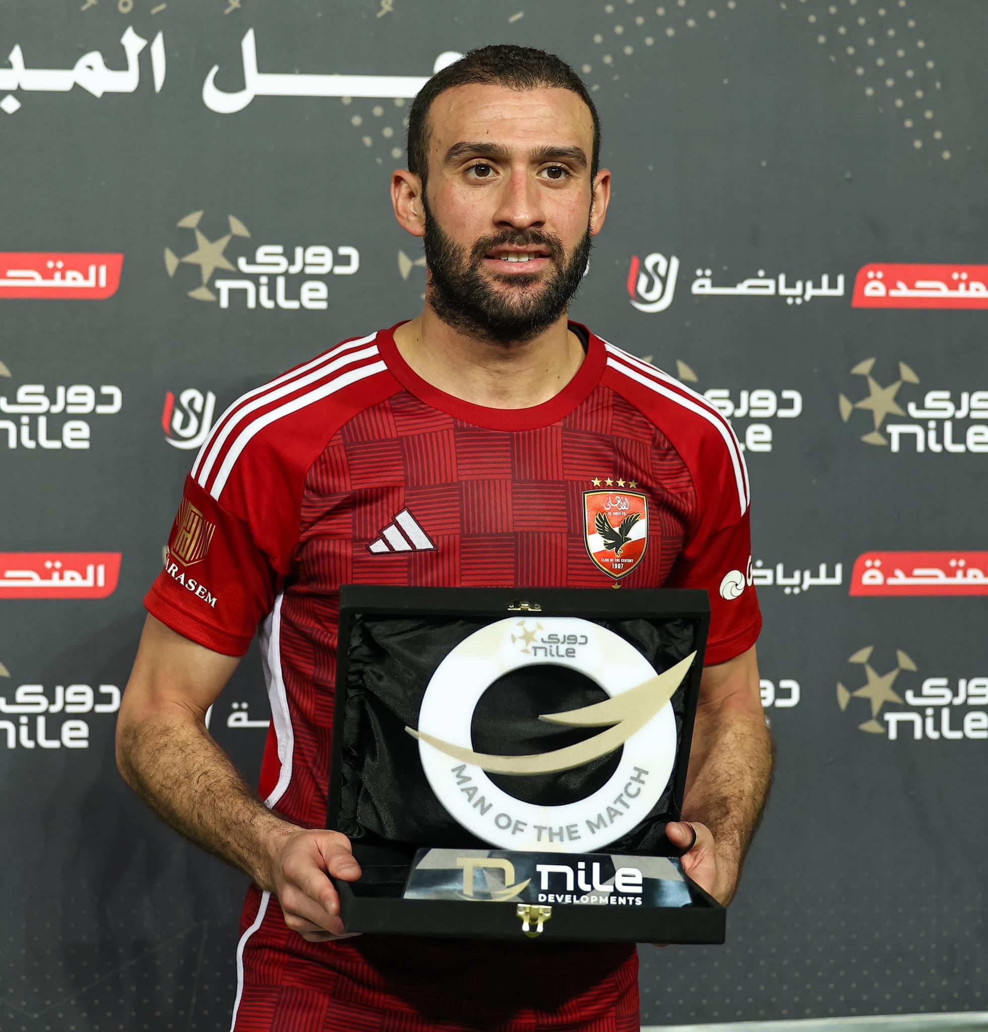 عمر كمال يفوز بجائزة رجل مباراة الأهلي والاتحاد.