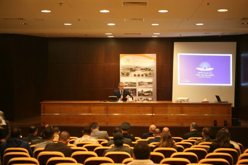 عقد الدكتور خالد العناني وزير السياحة والآثار، اجتماعا بالمتحف القومي