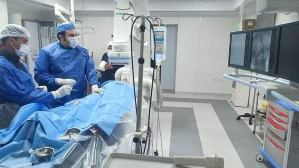 فريق وحدة القسطرة بمستشفى السويس العام يجري قسطرة مخية ناجحة لمريضين يعانون بجلطات متكررة بالمخ 