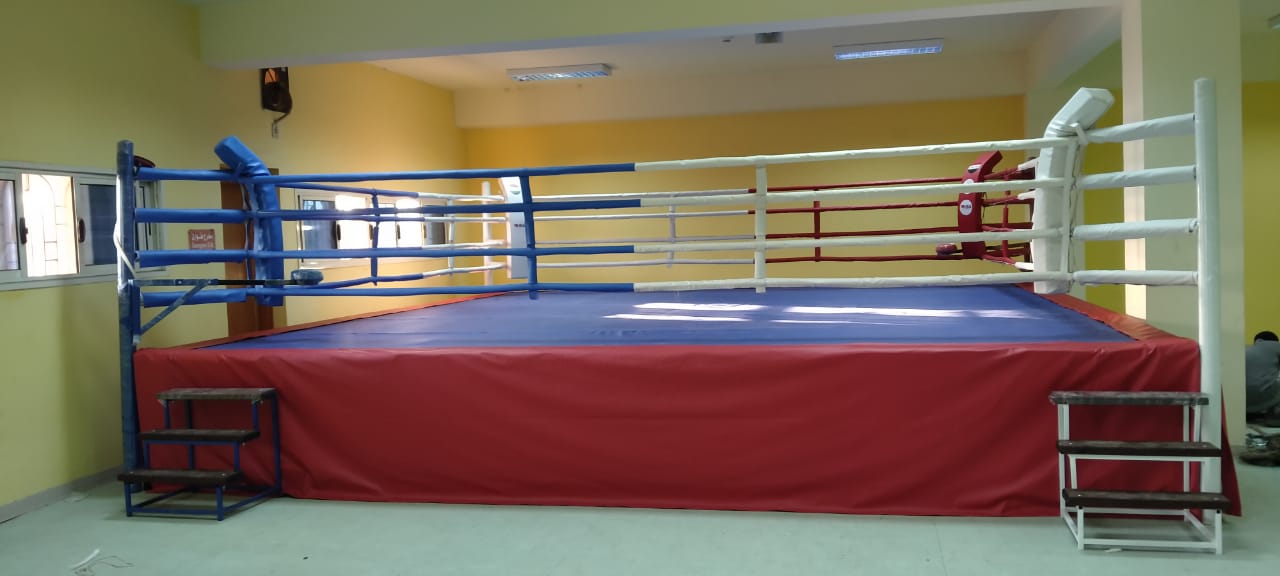 تركيب أول حلقة ملاكمة في الصالة الرياضية المغطاة بجامعة حلوان.