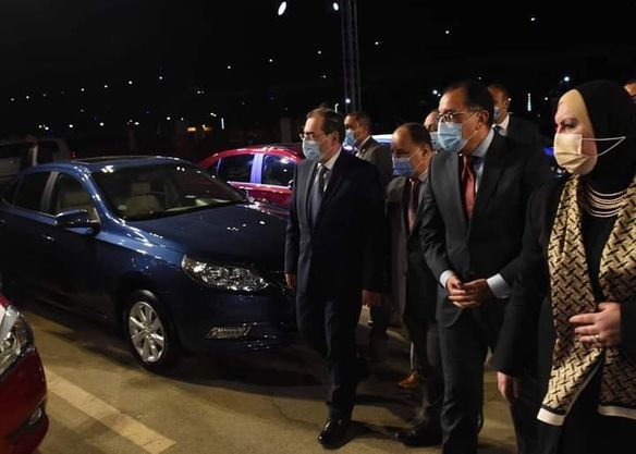 في احتفالية كبيرة: رئيس الوزراء يُسلم مفاتيح أول دفعة من السيارات الجديدة للمستفيدين بالمبادرة الرئاسية لإحلال المركبات للعمل بالغاز