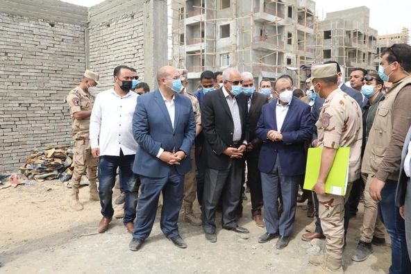 وزير التنمية المحلية ومحافظ الجيزة يتفقدان مشروع انشاء مساكن لمتضررى السيول بقرية الديسمى بالصف