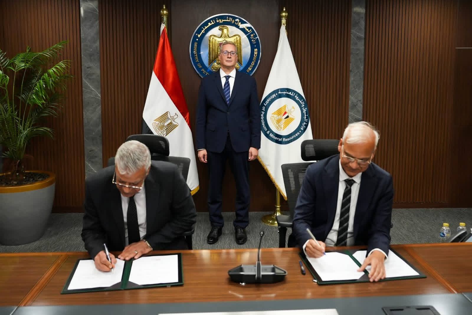 وزير البترول والثروة المعدنية يشهد توقيع عقد توريد خام الفوسفات للمجمع الصناعي الجديد بالمنطقة الاقتصادية لقناة السويس