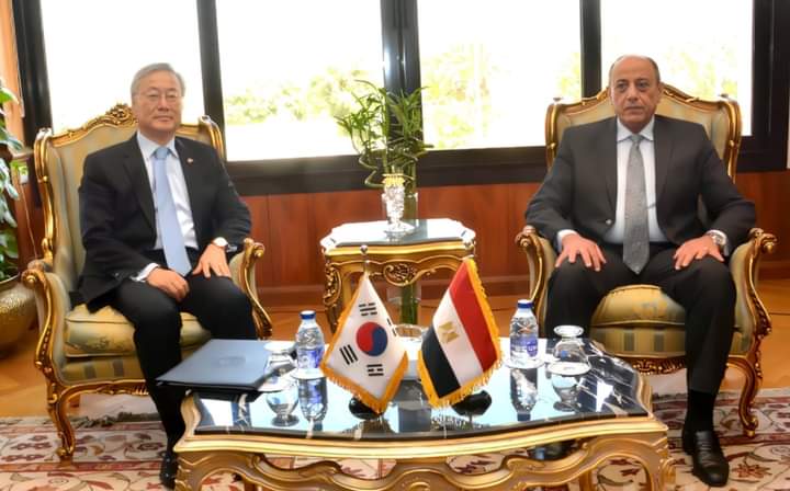 وزير الطيران المدنى يلتقى سفير كوريا الجنوبية لدى جمهورية مصر العربية لبحث تعزيز آليات التعاون المشترك بين البلدين