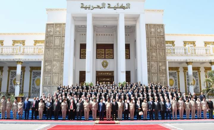 الأكاديمية العسكرية المصرية تحتفل بتخرج دورات جديدة من العاملين بوزارة النقل بعد إتمام دورتهم التدريبية بالكلية الحربية