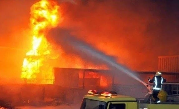 اصابة 4 اشخاص بينهم عجوز بسبب وقوع حريق فى منزلهم بالمنشاه سوهاج