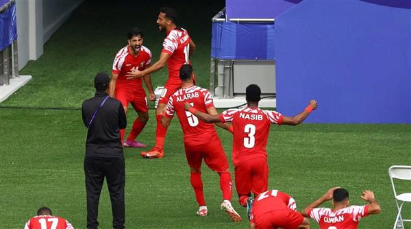 منتخب الأردن يفوز على العراق بثلاثية مقابل هدفين في كأس آسيا.