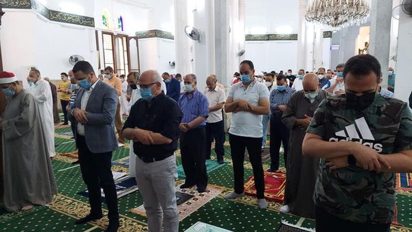 محافظ بورسعيد يؤدي صلاة الجمعة بمسجد لطفي شبارة ويقدم التهنئة للمصلين بعيد الفطر 