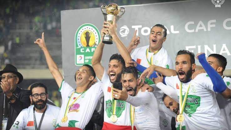 الرجاء المغربي يفوز على شبيبة القبائل الجزائري بثنائية لهدف ويتوج بطلاً لكأس الكونفدرالية.