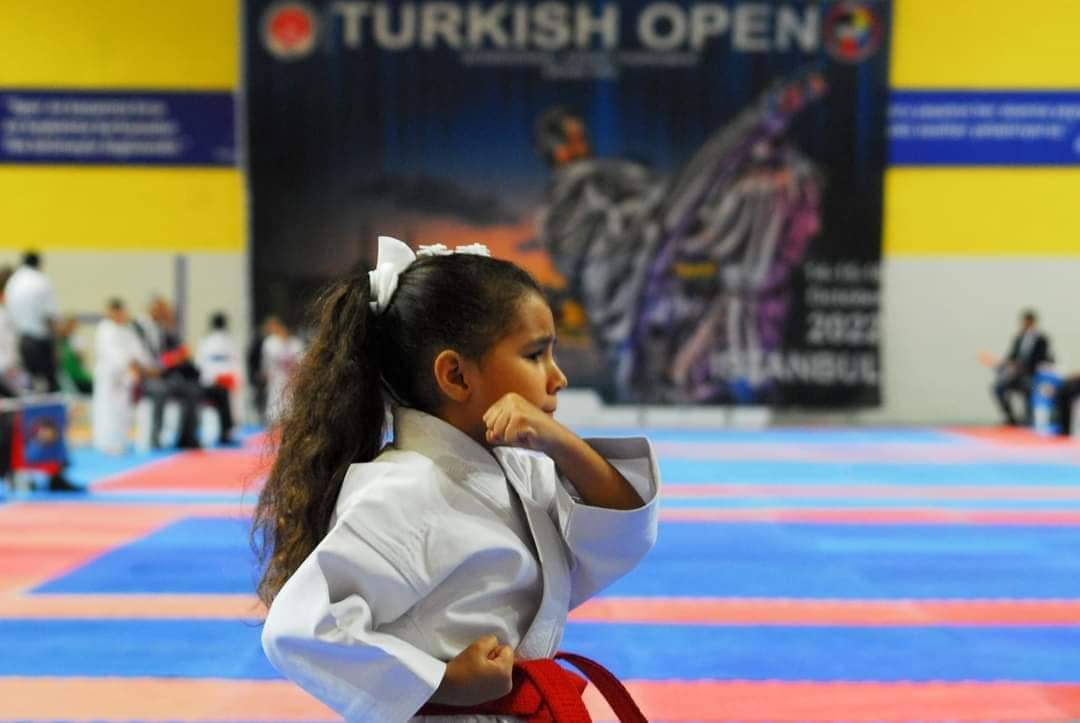  جميلة أشرف تحقق إنجازًا في أول مشاركة دولية بتركيا في منافسات الكاتا. 