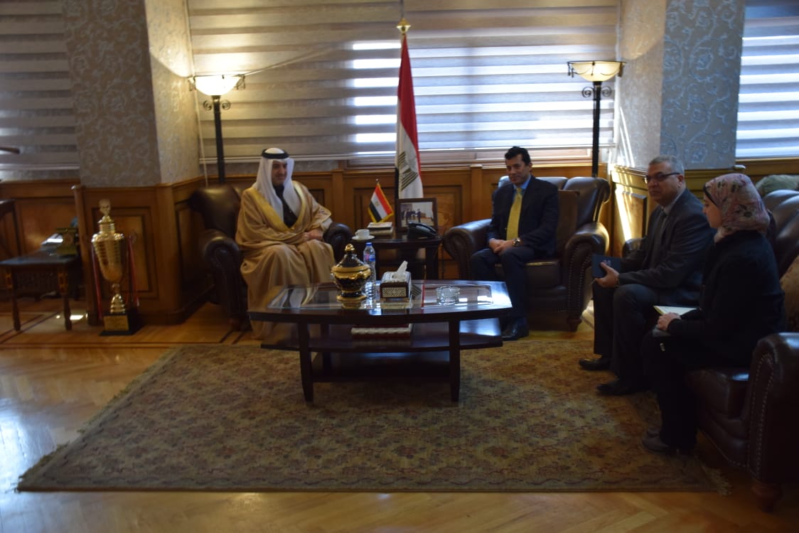 وزير الشباب يبحث التعاون الثنائي مع سفير البحرين بالقاهرة