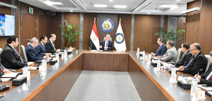 عقد المهندس كريم بدوى وزير البترول والثروة المعدنية اجتماعاً مع المهندس يس محمد رئيس الشركة المصرية القابضة للغازات الطبيعية ( إيجاس )