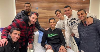 لاعبو التايكوندو يزورون سيف عيسى فى المستشفى بعد جراحة الركبة.