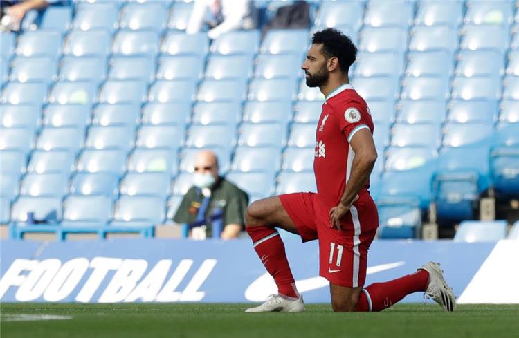 حلم المئوية يداعب محمد صلاح في مباراة ليفربول وإيفرتون.