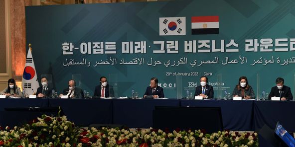في اجتماع المائدة المستديرة لمؤتمر الأعمال المصري الكوري حول الاقتصاد الأخضر والمستقبل  بحضور الرئيس الكوري الجنوبي