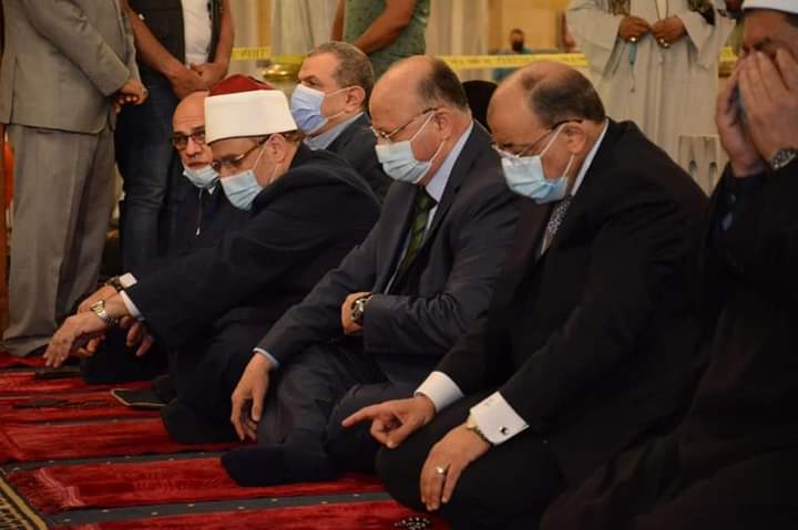 *وزير التنمية المحلية يشارك في صلاة الجمعة الأخيرة من رمضان بمسجد الإمام الحسين بالقاهرة*