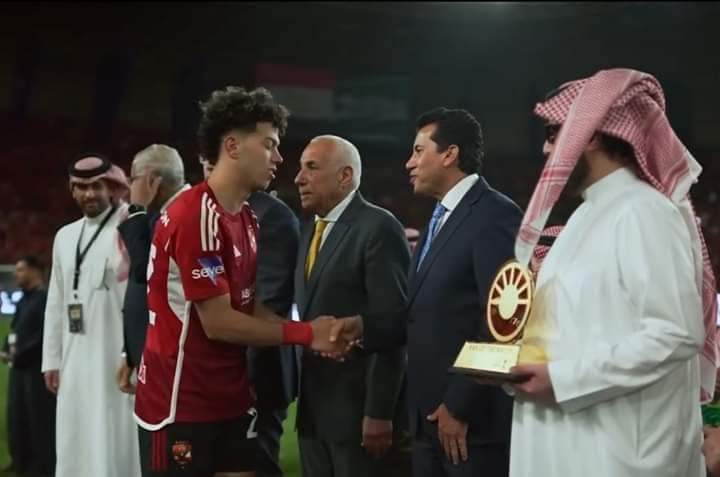 وزير الشباب والرياضة يُسلم كأس مصر إلي النادي الأهلي بعد فوزه علي الزمالك.