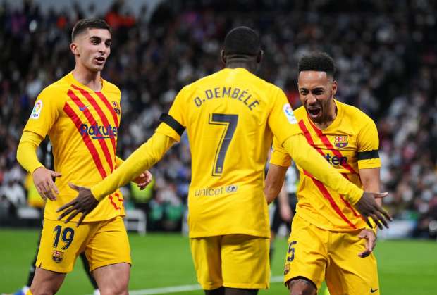 برشلونة يقذف ريال مدريد ويضربه برباعية نظيفة في مباراة كلاسيكو في الدوري الأسبانى. 
