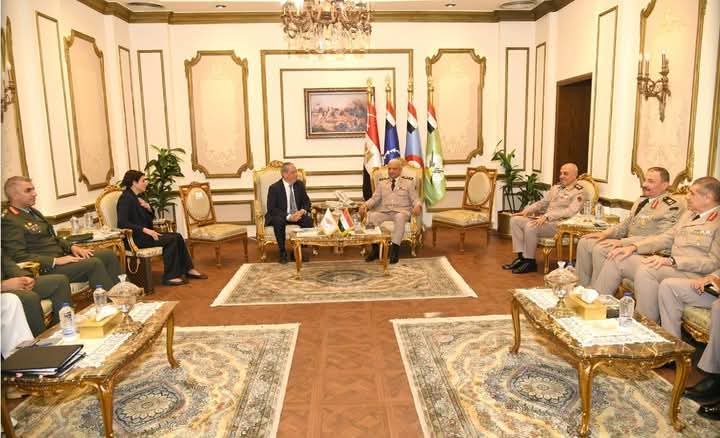إلتقى الفريق أول / عبدالمجيد صقر القائد العام للقوات المسلحة وزير الدفاع والإنتاج الحربى بالسيد / فاسيليس بالماس وزير الدفاع بجمهورية قبرص والوفد المرافق له  الذى يزور مصر حاليا