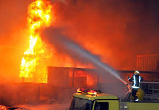 السيطرة على حريق هائل بطريق الإسماعيلية الصحراوى بسبب كسر ماسورة مواد بترولية