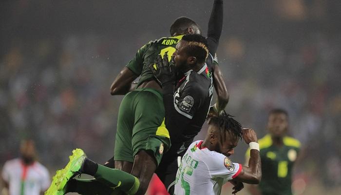 منتخب السنغال يفوز على بوركينا فاسو بثلاثية ويتأهل لنهائي كأس أمم أفريقيا.