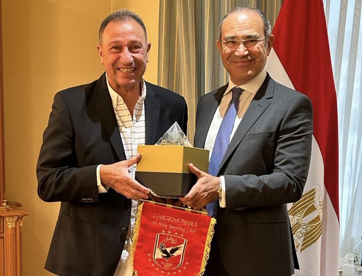 الخطيب يشكر سفير مصر بألمانيا.. ويهديه درع وعلم النادي.