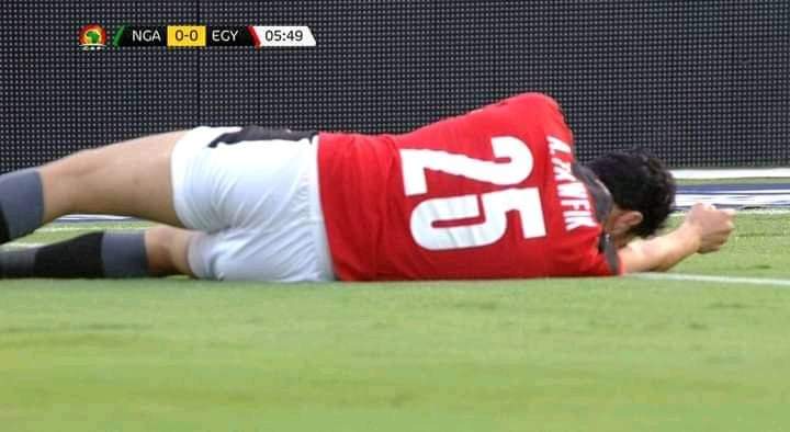 التشخيص المبدئي لأصابة أكرم توفيق يثير القلق واللاعب يعود إلى القاهرة لتحديد الموقف النهائي.